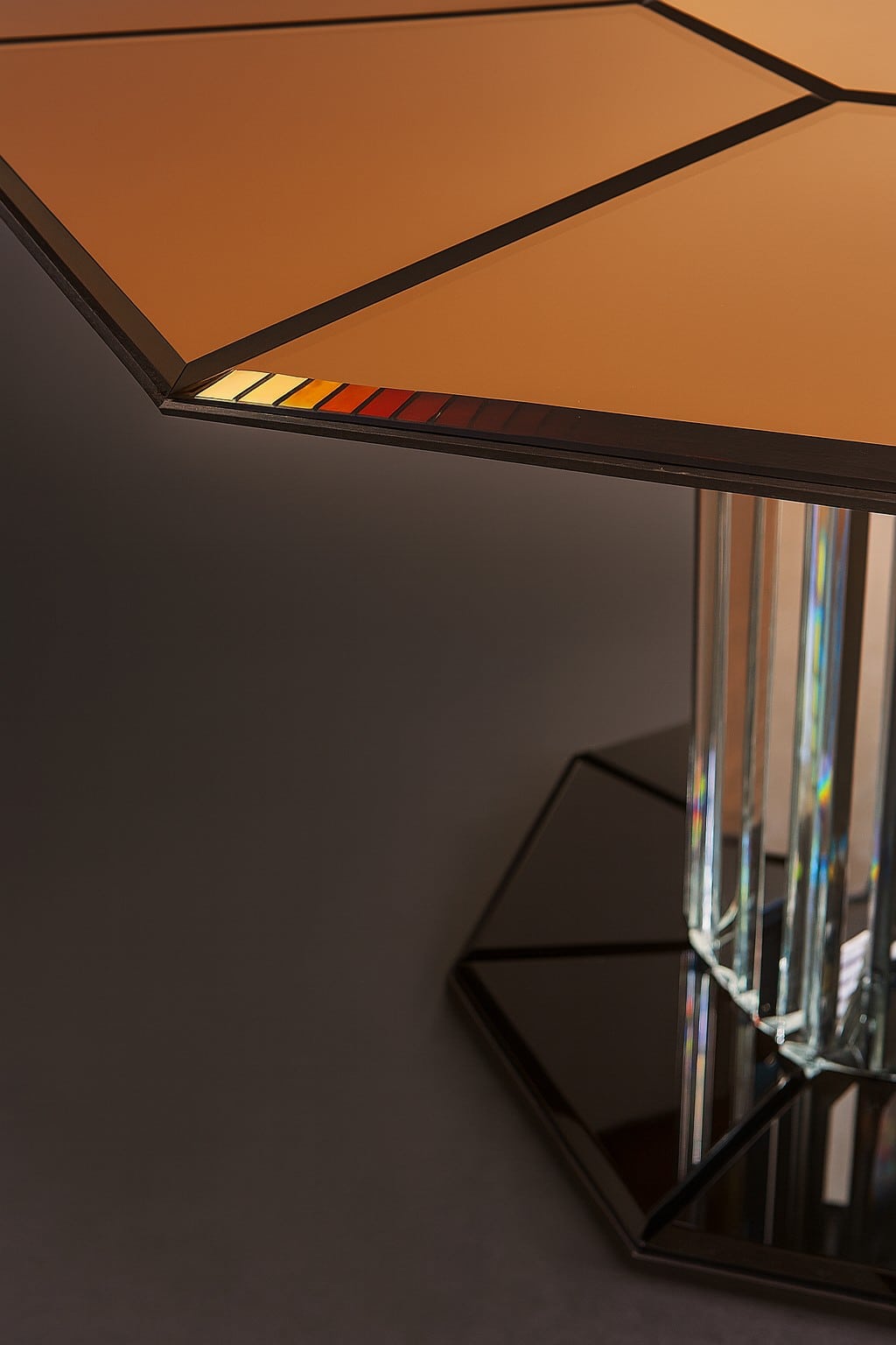 Tavolo Ottagono Dining Table – Close-Up of Octagonal Glass Top and Edge