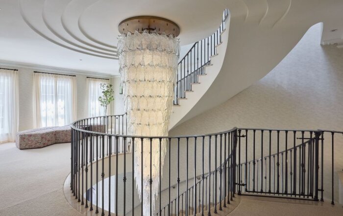 Home 6 Foglio Inverno chandelier by Rocco Borghese – cascading Murano glass leaves layered over crystal, bespoke stairwell chandelier