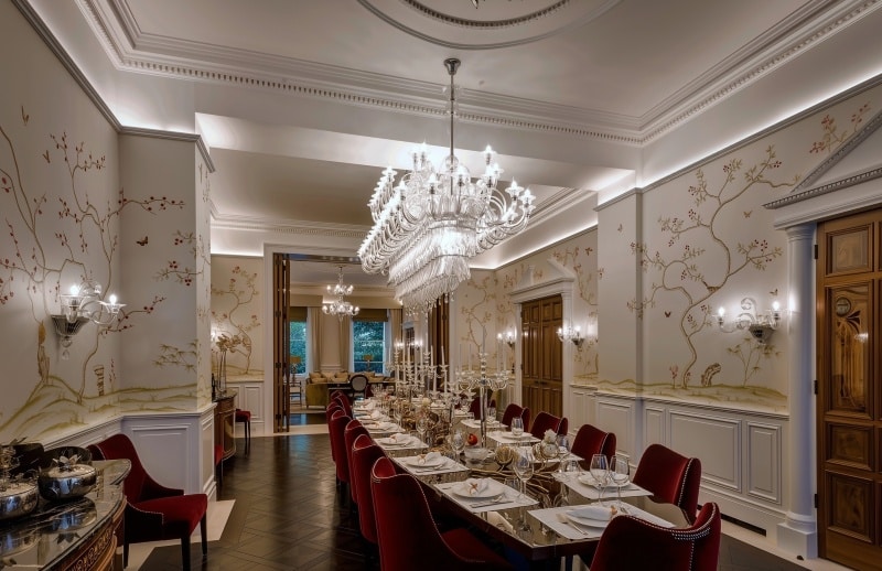 Luxury glass chandelier alternative to Lalique, handcrafted Italian sculptural lighting by Rocco Borghese.